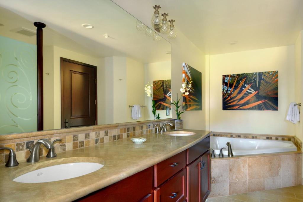 Waipouli Beach Resort Exquisite Ocean Front Condo in Oceanfront H Building Sleeps 8 AC Pool - image 7