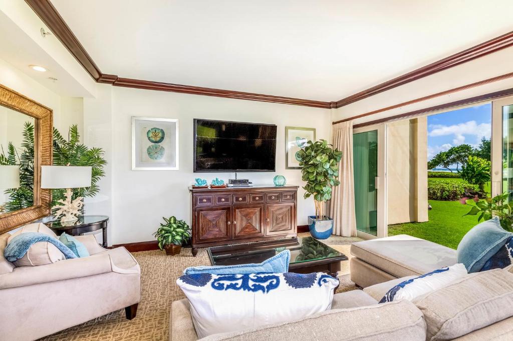 Waipouli Beach Resort Exquisite Oceanfront Villa AC Pool - main image