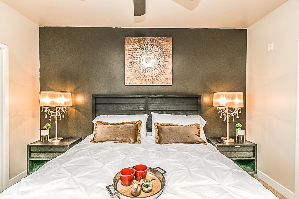 Phoenix Hosp 1 mile-2 bedroom Unit- 24 Hour Resort Pool-Amazing Gym with Parking - main image