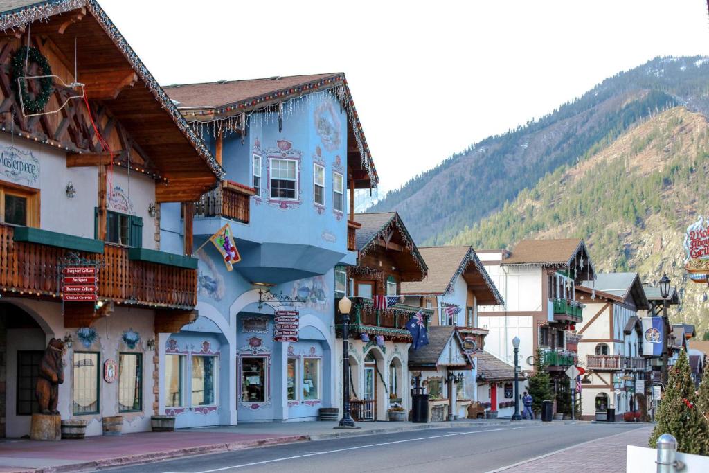 Icicle Village Resort 402: Juniper Studio - image 2
