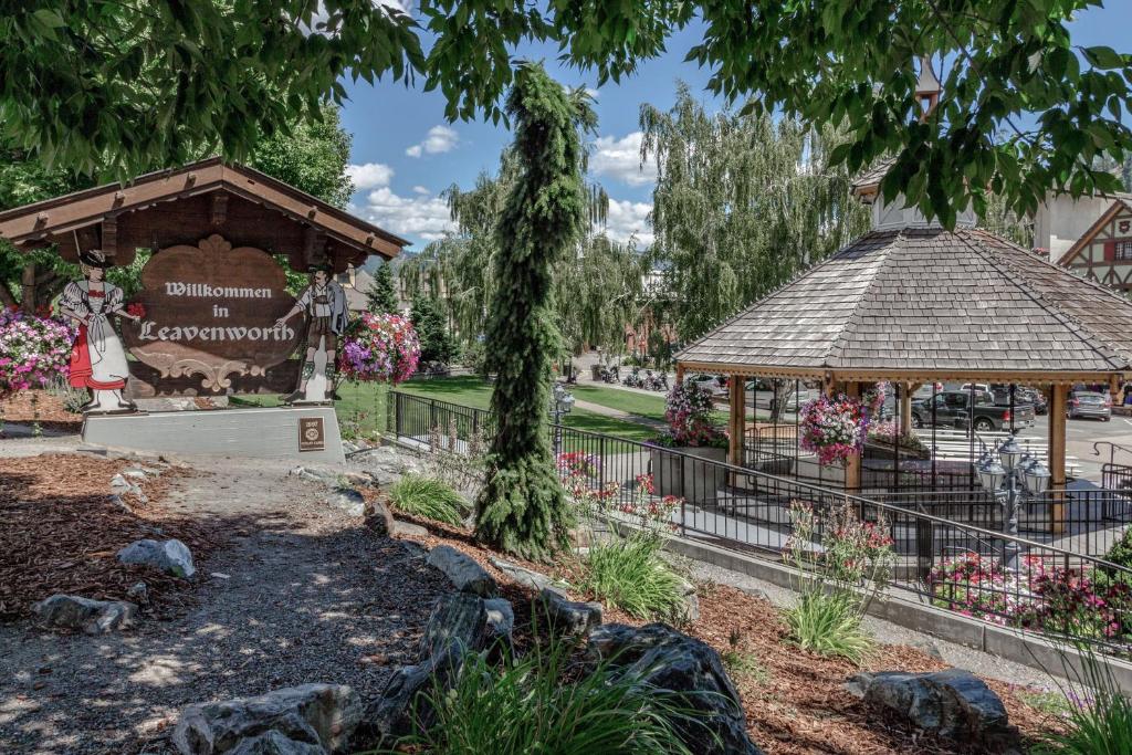 Icicle Village Resort 402: Juniper Studio - image 4