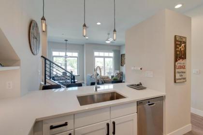 New Luxury Loft #6 Near Resort With Huge Hot Tub & Views - FREE Activities & Equipment Rentals Daily - image 10