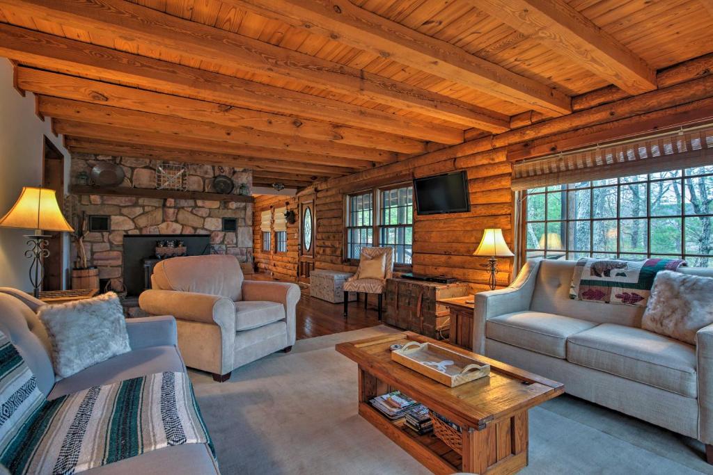 Family-Friendly Massanutten Log Home with Views! - main image