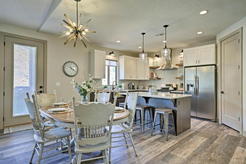 Kanab Home with Resort Amenities - Drive to Zion! - image 3