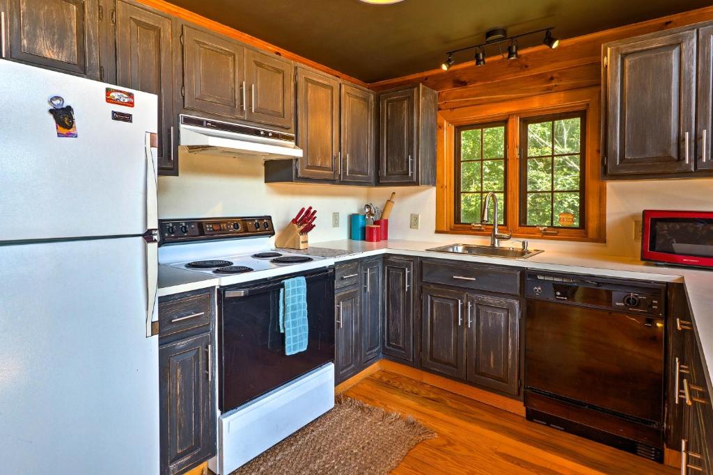 Catskill Chalet Cabin about 3 Mi from Belleayre Resort! - image 6