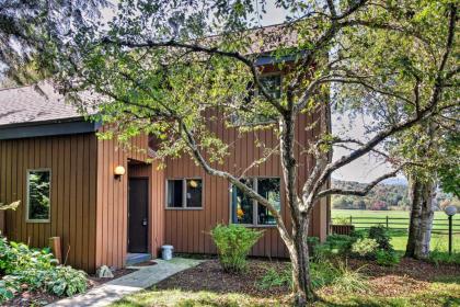 Stowe Townhome with Deck Mtn Views and Resort Perks! - image 8