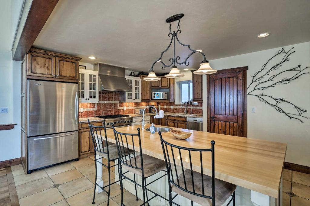 Spacious Breck Home with Hot Tub about 9 Mi to Ski Resort - image 6