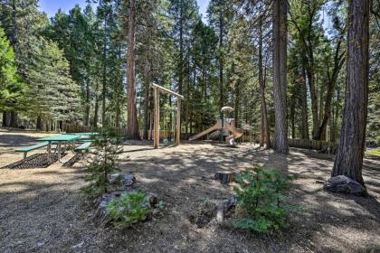 Cozy Pollock Pines Resort Cabin 11Mi to Apple Hill
