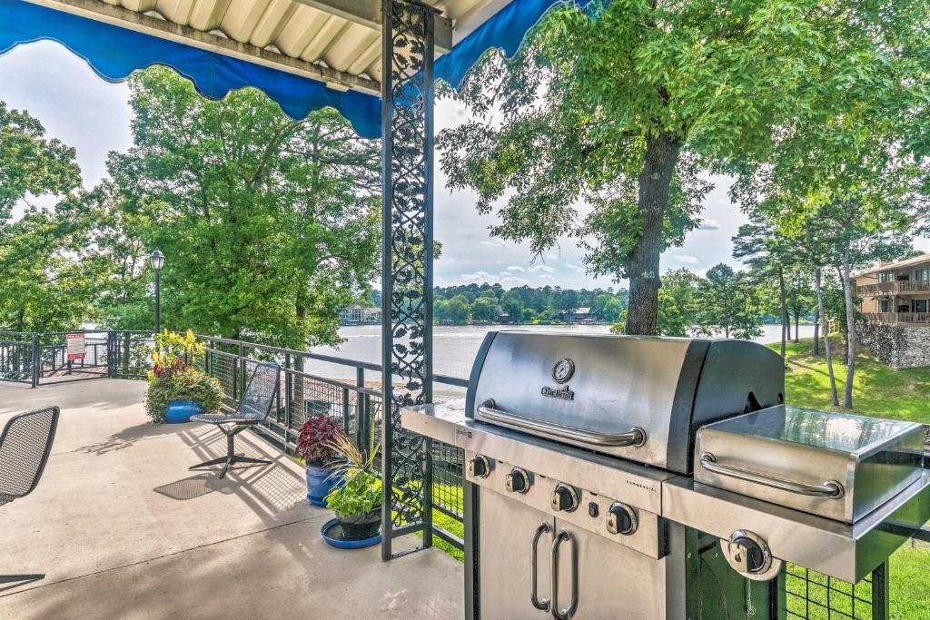 Stylish Resort Condo with Boat Slip on Lake Hamilton! - image 6