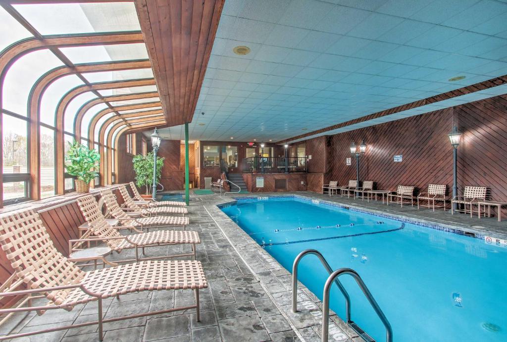 Lincoln Resort Condo 3 Mins to Loon Mountain! - image 2