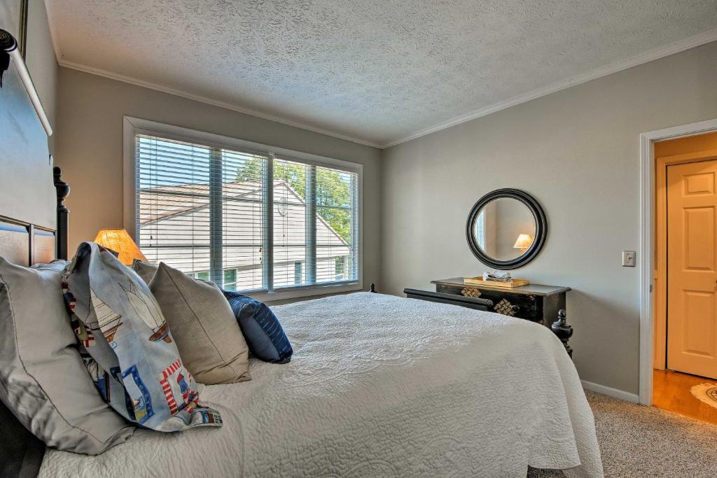 Lake Keowee Resort Condo with Balcony and Pool Access! - image 6