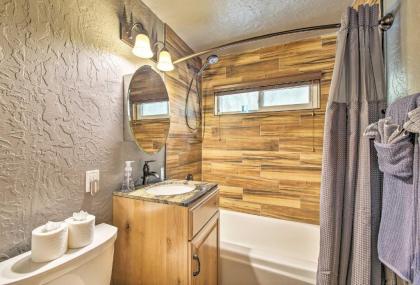 Modern Mtn Home with Hot Tub 1Mi to Big Bear Resort - image 9