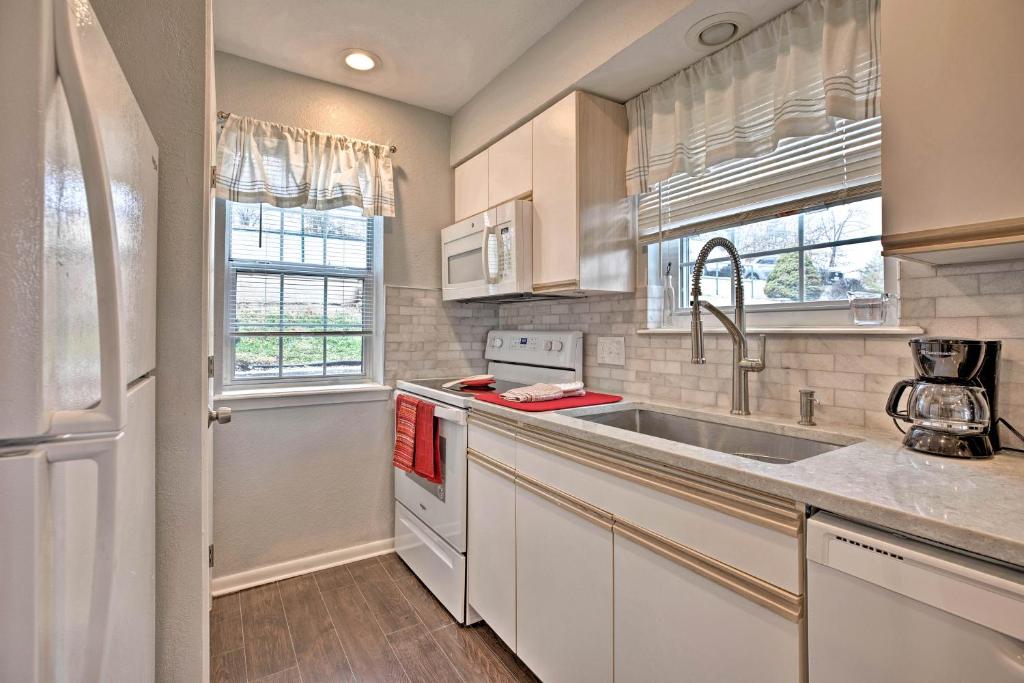 Updated Condo 3 Mi to Branson Landing Resort Pool - image 2