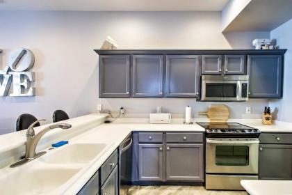 Sleek Scottsdale Condo Balcony and Resort Amenities - image 10