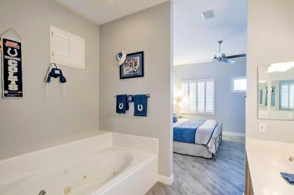 Sleek Scottsdale Condo Balcony and Resort Amenities - image 2
