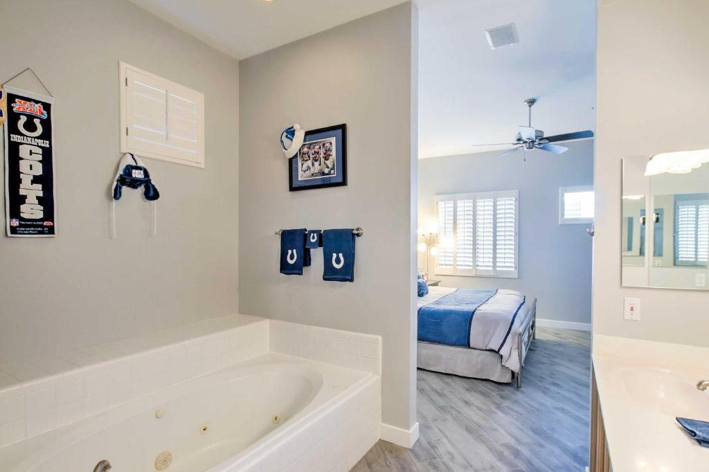 Sleek Scottsdale Condo Balcony and Resort Amenities - image 2
