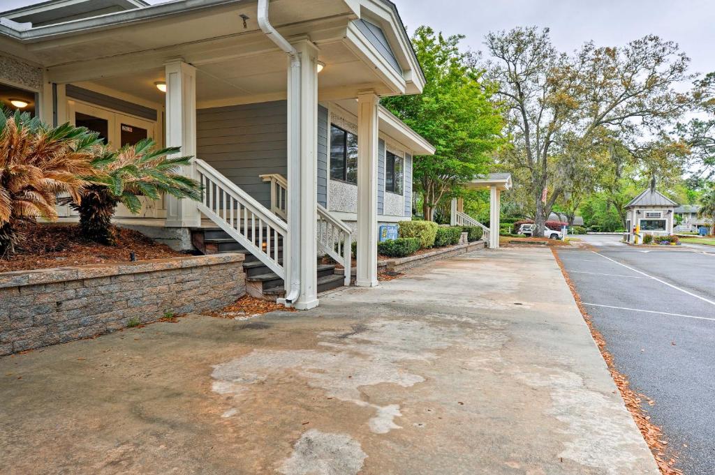Resort-Style Hilton Head Condo - Walk to Beach! - image 3