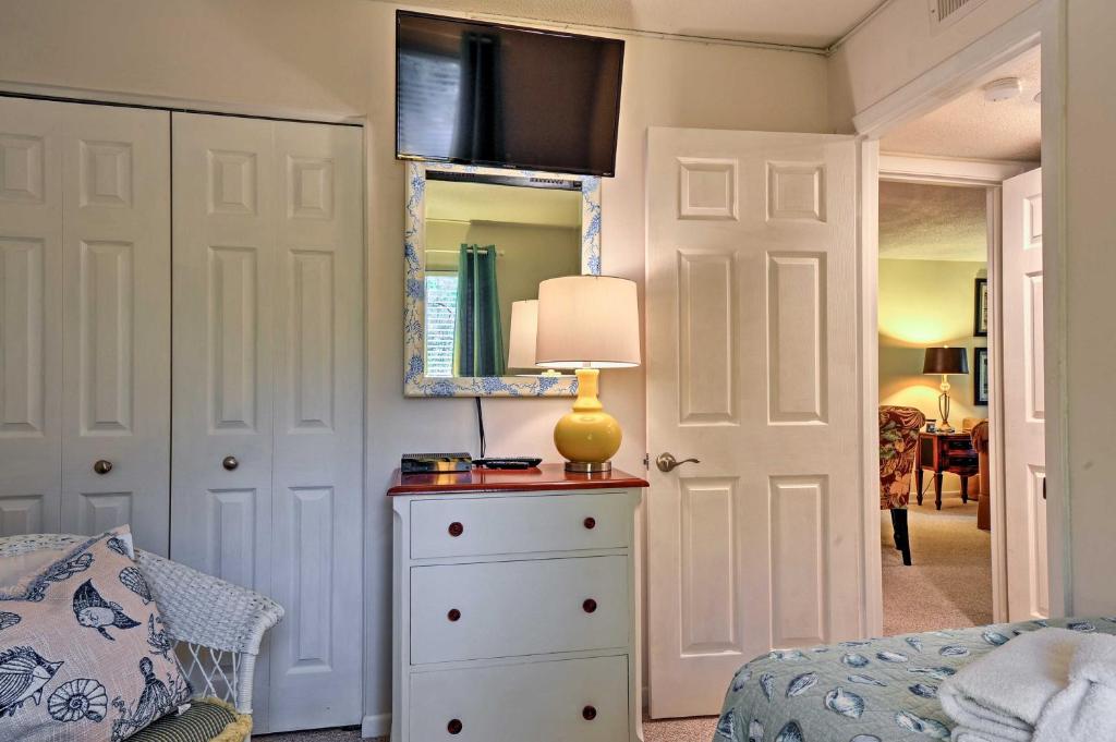 Resort-Style Hilton Head Condo - Walk to Beach! - image 7
