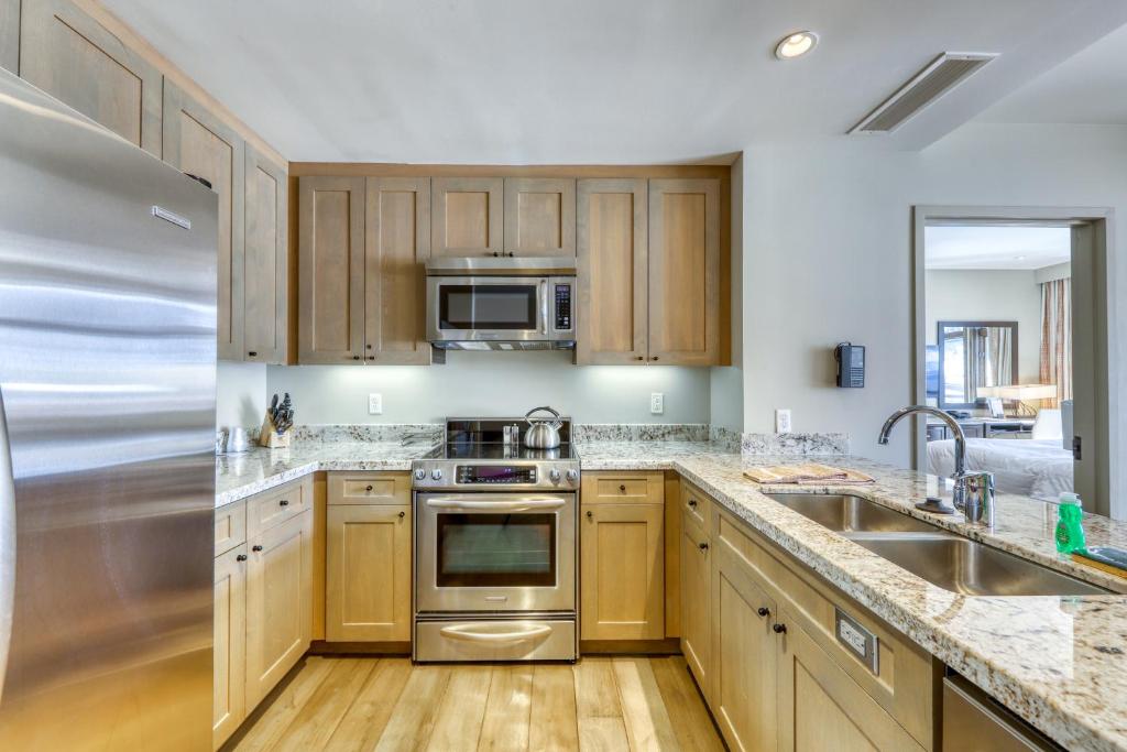 Riverfront Studio and Resort - image 2