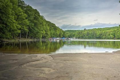 Family Cabin Walk to Lake Wallenpaupack and Marina! - image 1