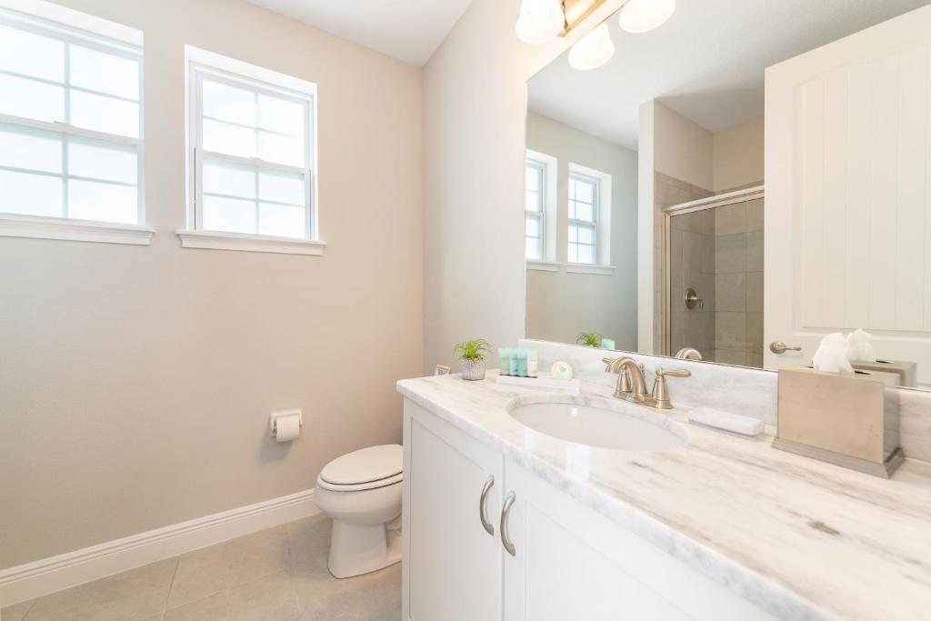 Captivating Home with Themed Bedrooms Water Park Access Near Disney - image 2
