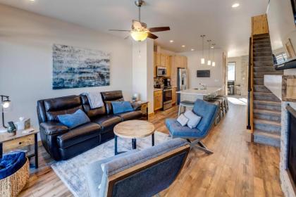 New Luxury Villa #250 Near Resort With Rooftop Hot Tub & Great Views - FREE Activities & Equipment Rentals Daily - image 1