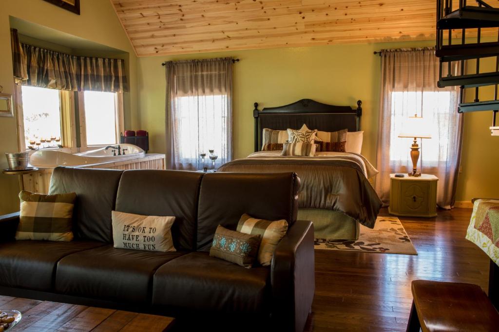 Lakeshore Treehouse Resort - image 6