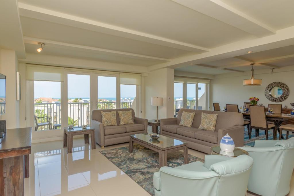 Oceanview jewel for large families! Beachfront resort shared pools & jacuzzi - main image