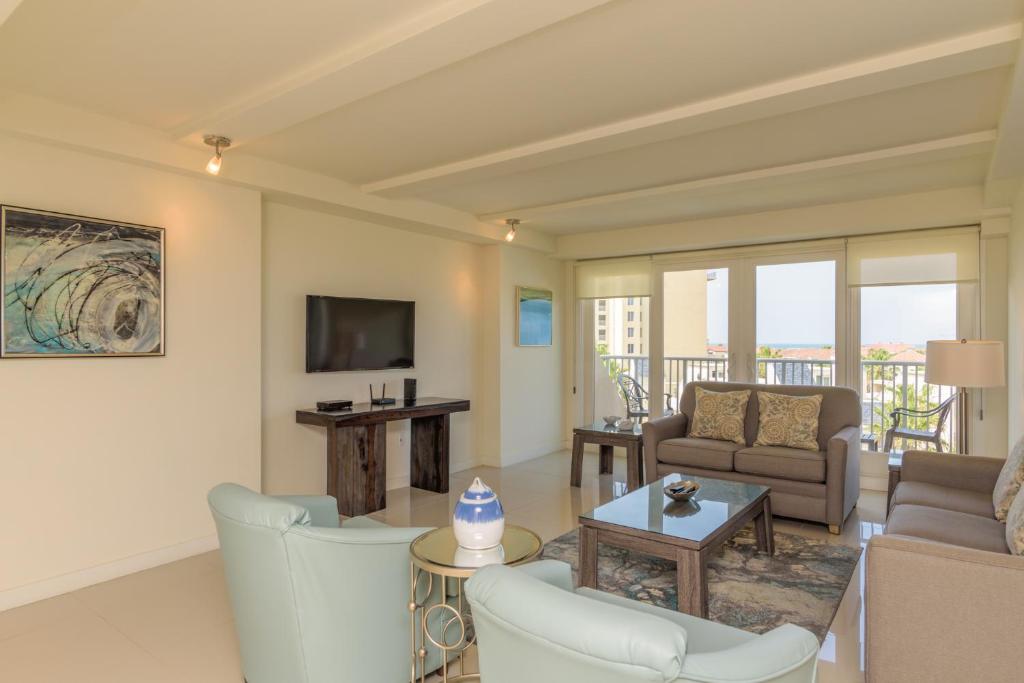 Oceanview jewel for large families! Beachfront resort shared pools & jacuzzi - image 2