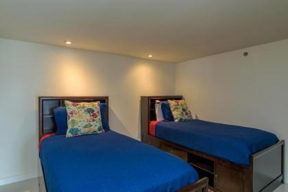Enjoy a perfect bayview! Beachfront resort with shared pools and jacuzzi - image 12