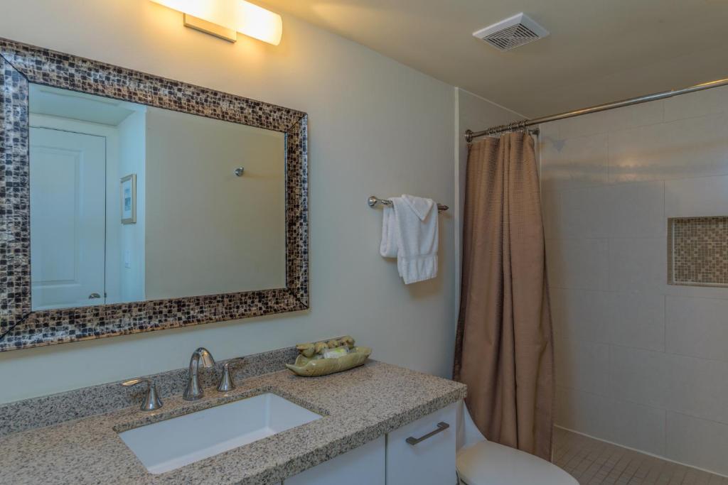 Enjoy a perfect bayview! Beachfront resort with shared pools and jacuzzi - image 4