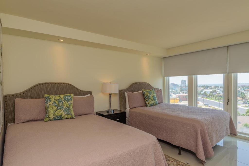 Enjoy a perfect bayview! Beachfront resort with shared pools and jacuzzi - image 7