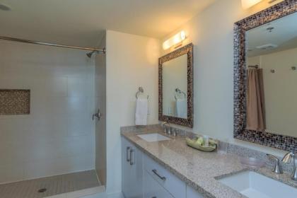 Enjoy a perfect bayview! Beachfront resort with shared pools and jacuzzi - image 9