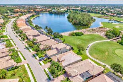 Luxurious Golf Course Getaway with Resort Perks - image 4