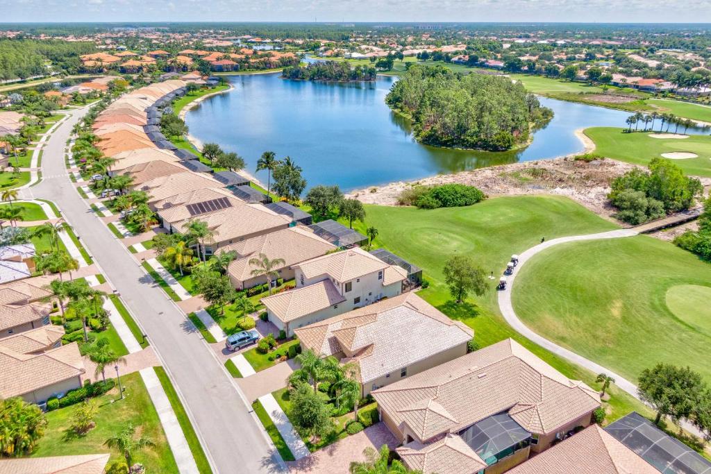 Luxurious Golf Course Getaway with Resort Perks - image 4