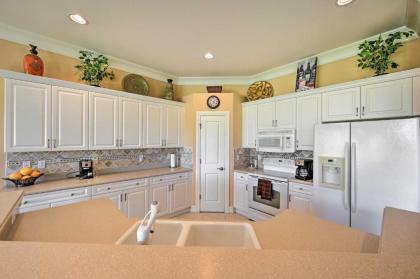 Luxurious Golf Course Getaway with Resort Perks - image 6