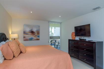 Easy living down by the sea! Close to the beach & pool in beautiful beachfront resort - image 11