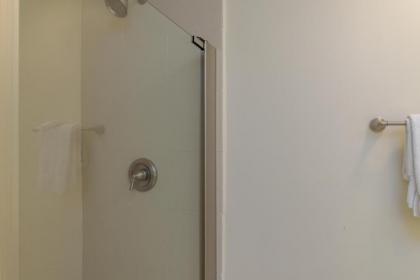 Easy living down by the sea! Close to the beach & pool in beautiful beachfront resort - image 15