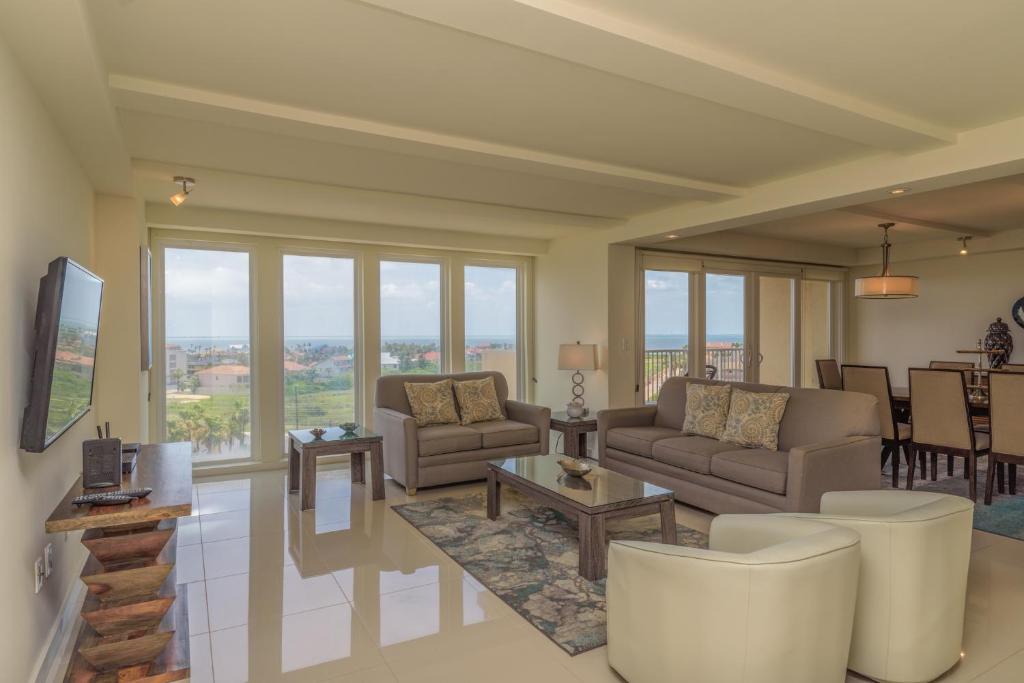Your beach life is waiting! Stylish Bayview condo in beautiful beachfront resort shared pools & jacuzzi pet friendly - main image