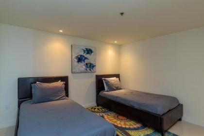 Your beach life is waiting! Stylish Bayview condo in beautiful beachfront resort shared pools & jacuzzi pet friendly - image 14