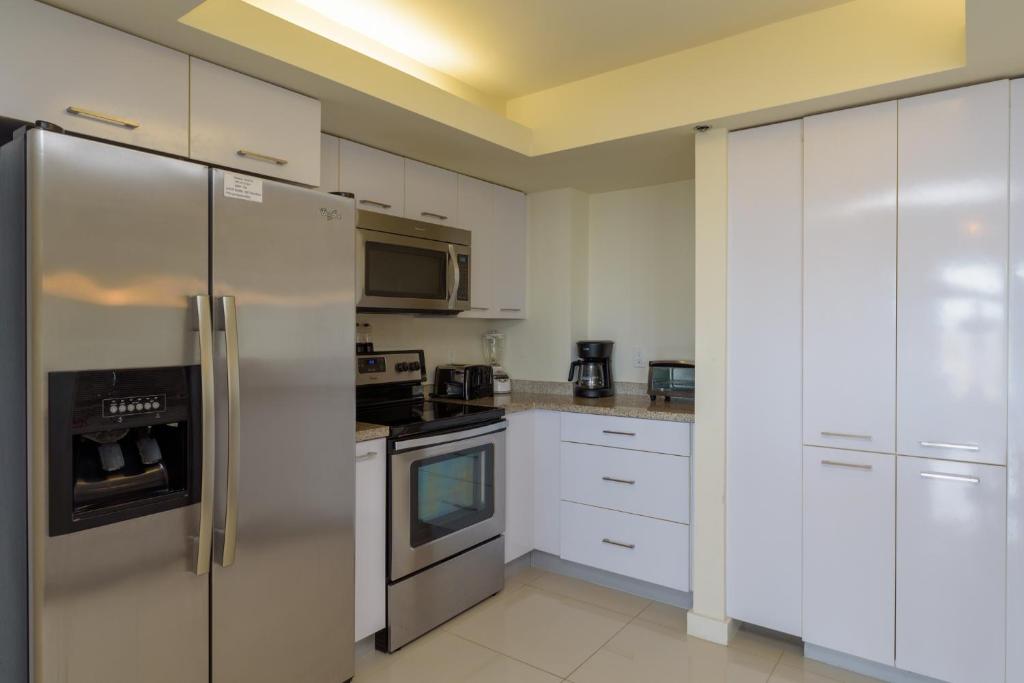 Your beach life is waiting! Stylish Bayview condo in beautiful beachfront resort shared pools & jacuzzi pet friendly - image 6