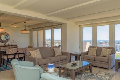 Panoramic bayview! Spacious 10th floor condo beachfront resort shared pools & jacuzzi Pet friendly - image 1
