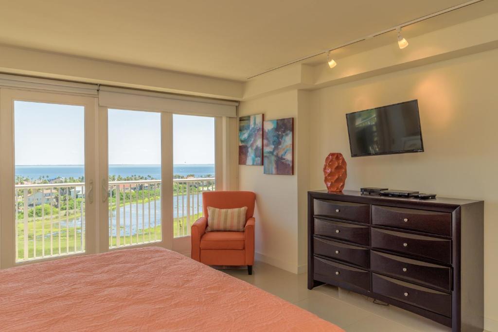 Panoramic bayview! Spacious 10th floor condo beachfront resort shared pools & jacuzzi Pet friendly - image 3
