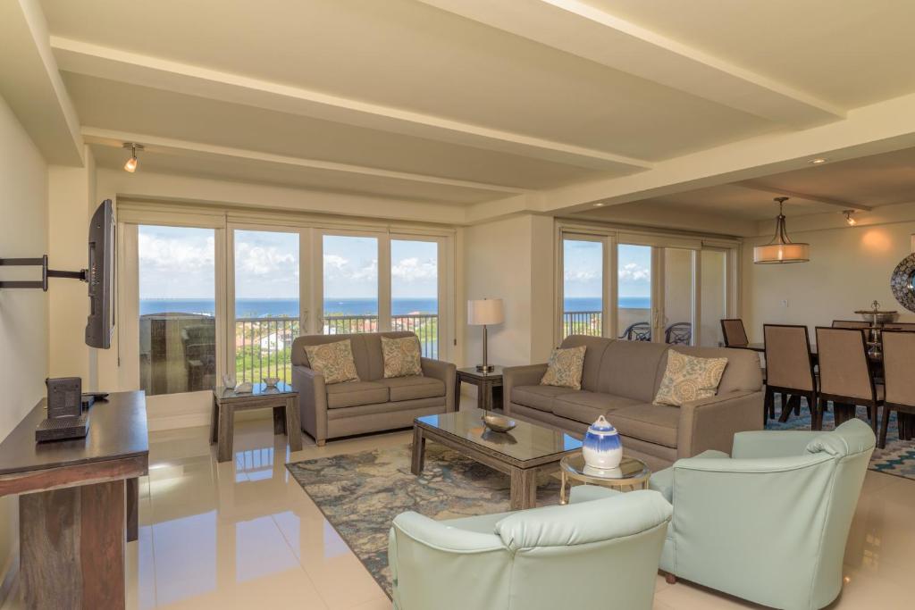 Rise & shine in paradise! Stylish Bayview condo beachfront resort shared pools &jacuzzi Pet friendly - main image
