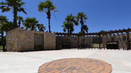Rise & shine in paradise! Stylish Bayview condo beachfront resort shared pools &jacuzzi Pet friendly - image 18