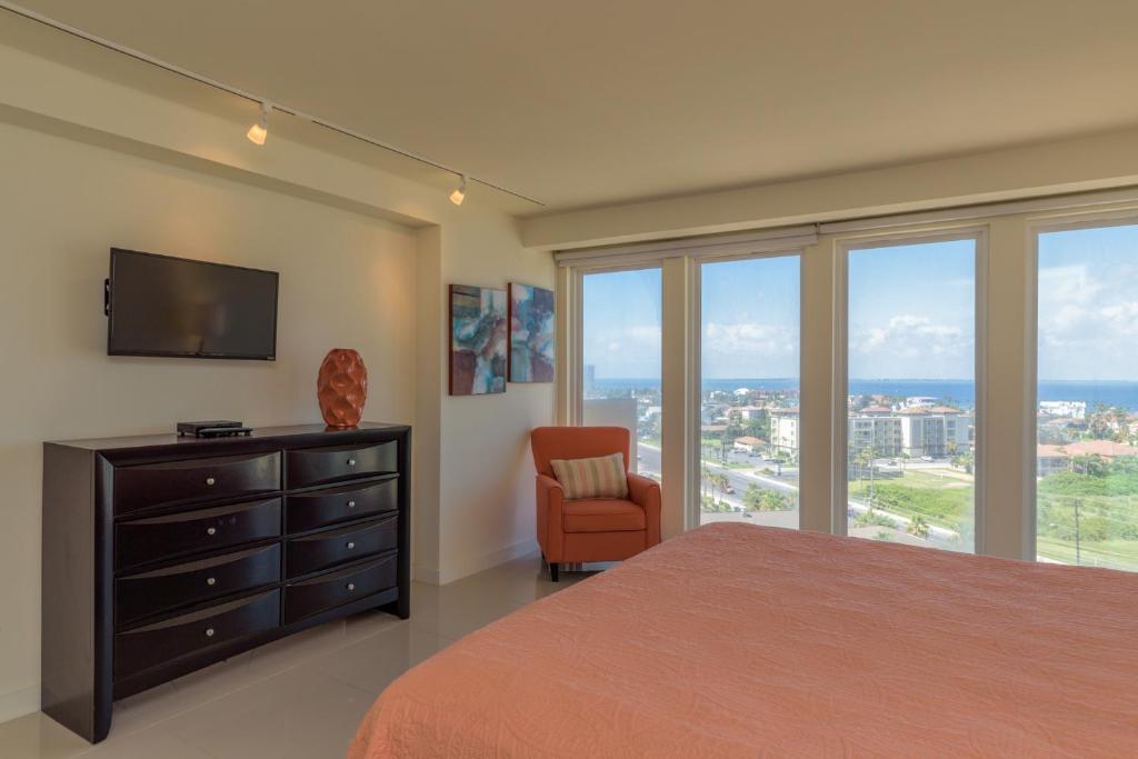 Rise & shine in paradise! Stylish Bayview condo beachfront resort shared pools &jacuzzi Pet friendly - image 3