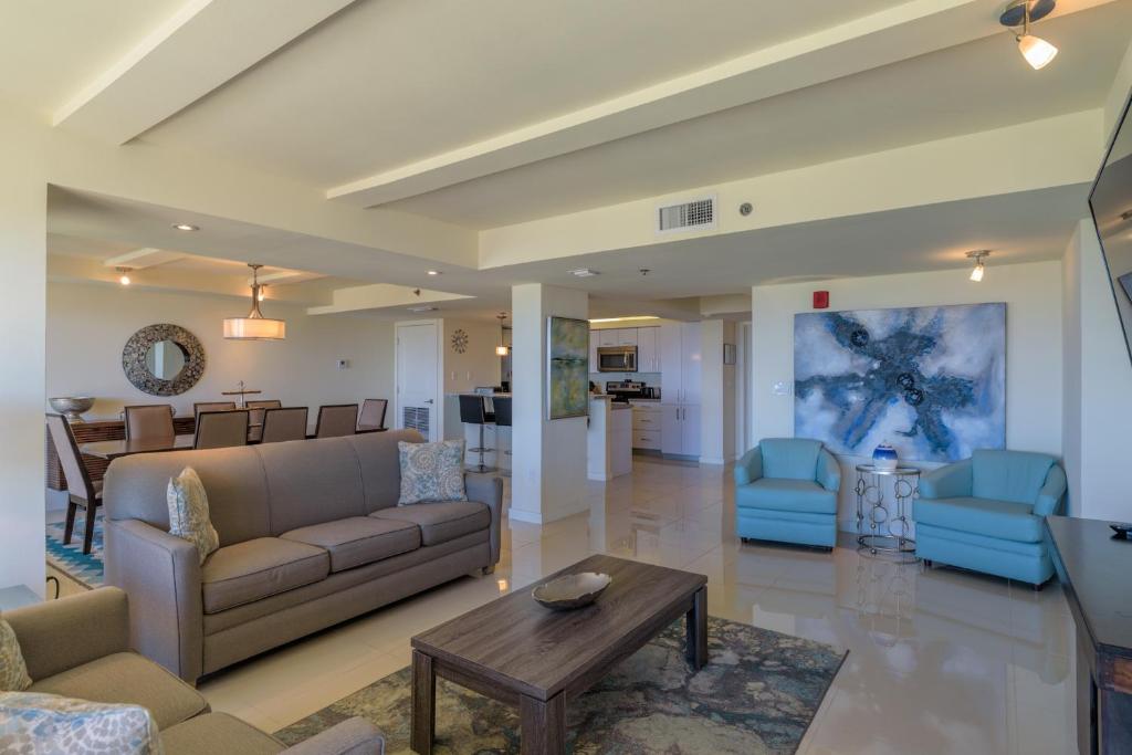 Vacation state of mind! Elegant Bayview beachfront resort shared pools & jacuzzi. Pet friendly - main image