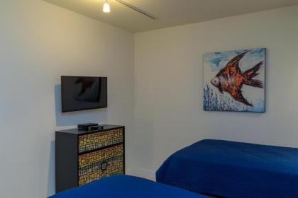 Vacation state of mind! Elegant Bayview beachfront resort shared pools & jacuzzi. Pet friendly - image 14