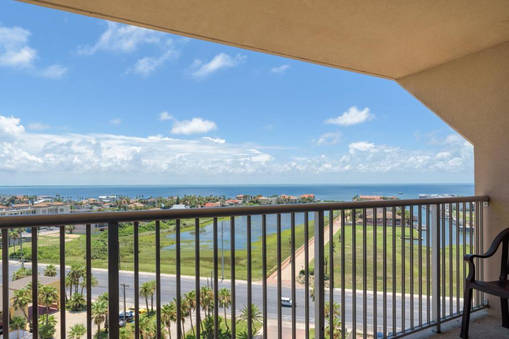 Vacation state of mind! Elegant Bayview beachfront resort shared pools & jacuzzi. Pet friendly - image 3