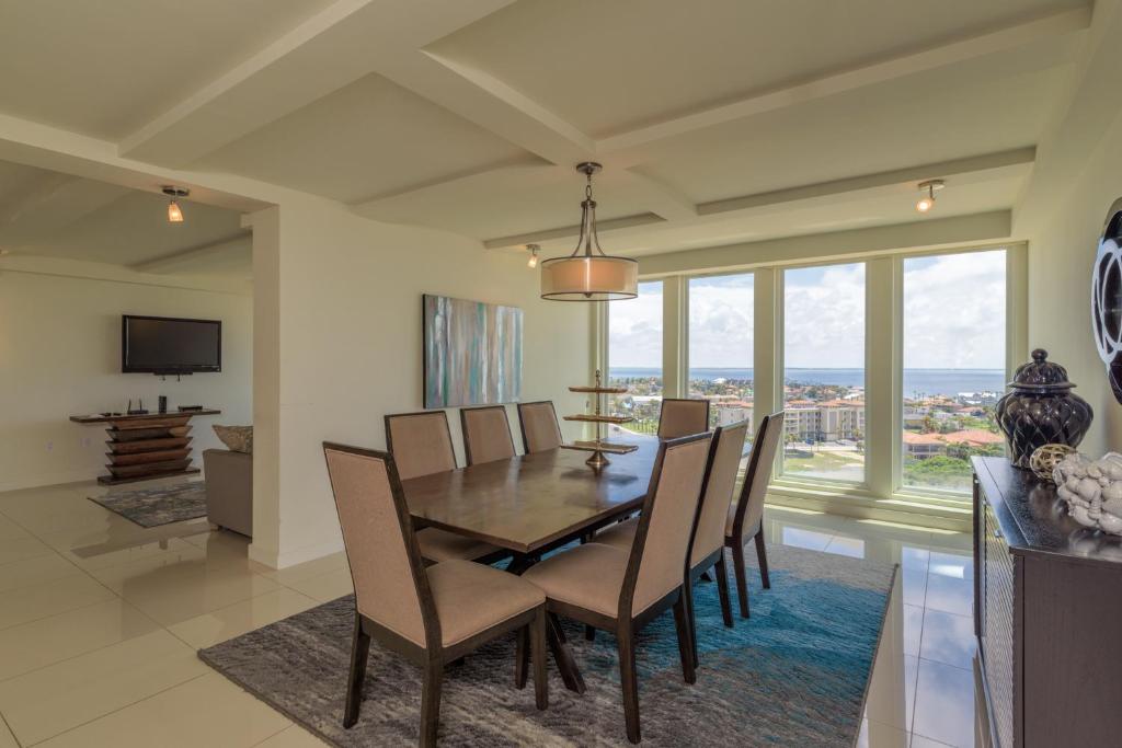 Bay view in Paradise! Tasteful condo in beachfront resort shared pools & jacuzzi pet friendly - main image